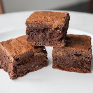 We make our signature JL fudgy brownies using 64% Belgian dark chocolate. Thick and rich, these brownies are baked to perfection, crunchy on the outside and fudgy on the inside